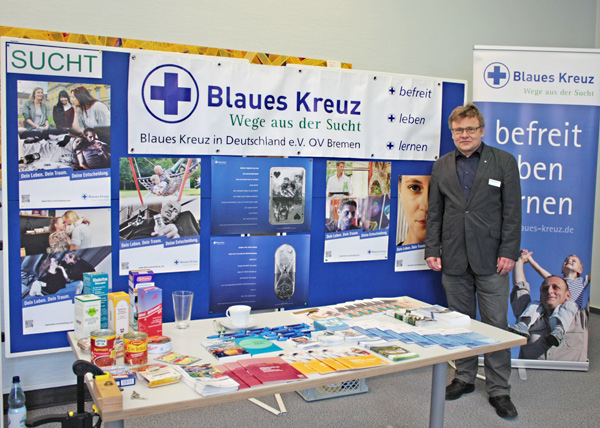 Axel Hartge vor dem Blaukreuz-Stand